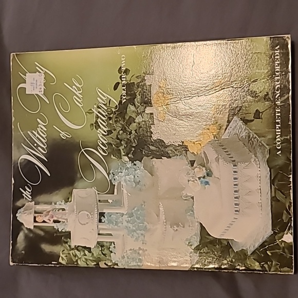 The Wilton Way of Cake Decorating volume two - Picture 1 of 4